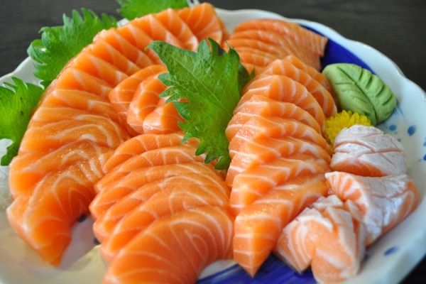 Chế độ ăn với nhiều cá và rau quả giúp vòng một thêm săn chắc và phòng ngừa ung thư vú