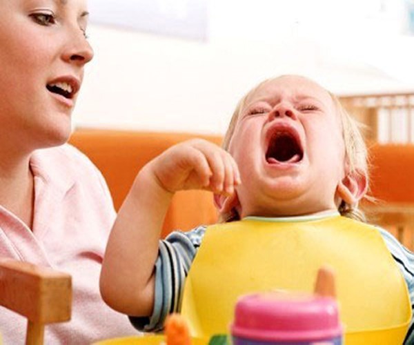 Khi trẻ đang ho, khóc không nên ép trẻ ăn, uống để tránh gây hóc dị vật